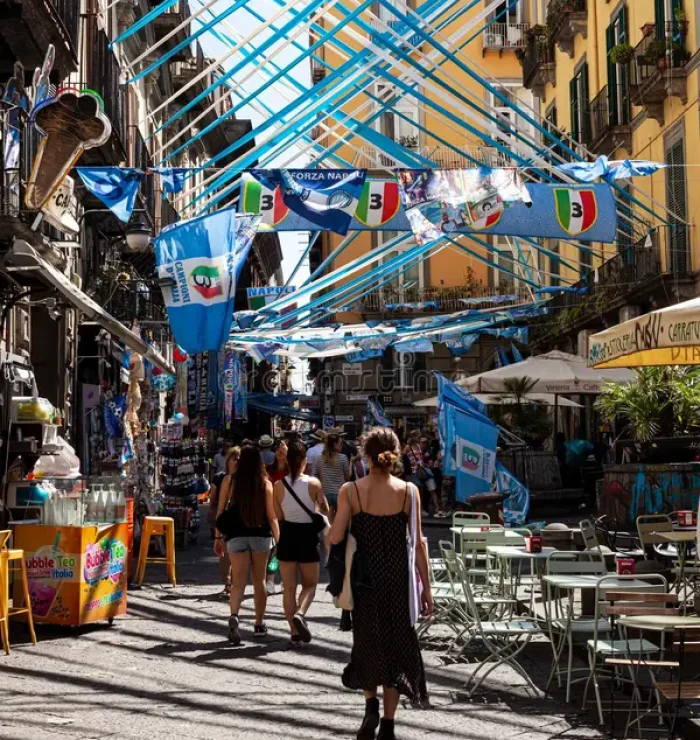 mistrzowie-włoskich-wstążek-i-flag-na-ulicy-spaccanapoli-naples-włochy-czerwiec-wstążki-flagi-w-centrum-miasta-niebieskich-291422694
